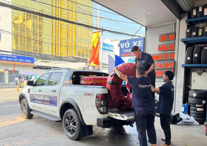 Thanh An Autocare giao lốp xe ô tô